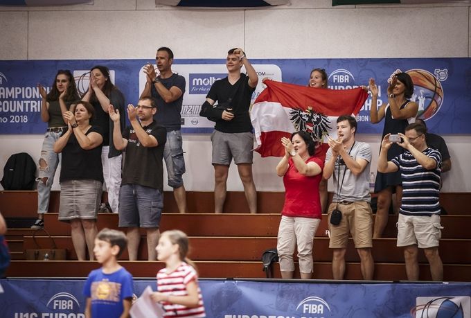 Die österreichischen Fans durften bei der MU16 C-EM auch im zweiten Spiel einen Sieg bejubeln (c) FIBA Basketball