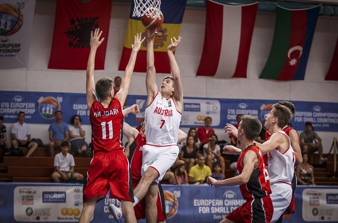 Stefan Blazevic (20 Pts/11 Reb) hat beim 61:37 (31:17) des MU16 NT vs Albanien bei der C-EM ein weiteres Double-Double verzeichnet. Am Sonntag (12:30) geht es für die im Turnier ungeschlagenen Burschen aus Österreich gegen Aserbaidschan um den Gruppensieg (c) FIBA Basketball