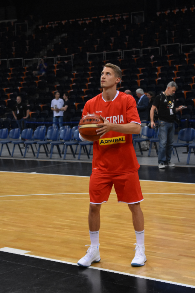 22.02.2019 -  Thomas Klepeisz hat seinen Vertrag mit den Basketball Löwen Braunschweig vorzeitig bis 2020 verlängert. Der HNT-Guard bleibt dem Verein somit ein viertes Jahr treu. 