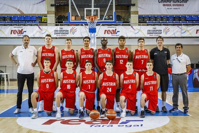 28.07.2019 - Das mu18NT feiert mit 92:79 gegen den Kosovo den ersten Sieg bei der B-Europameisterschaft in Oradea (ROU). Ins Turnier gestartet sind die Burschen mit Niederlagen gegen Schweden (69:97) und Weißrussland (59:82) (c) FIBA #fibau18europe #basketballrotweissrot