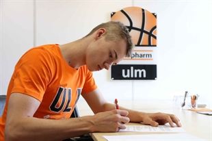 01.07.2020 - Timo Lanmüller unterzeichnet seinen ersten Profivertrag (c) Florian Eisebitt #uuulmer #basketballrotweissrot